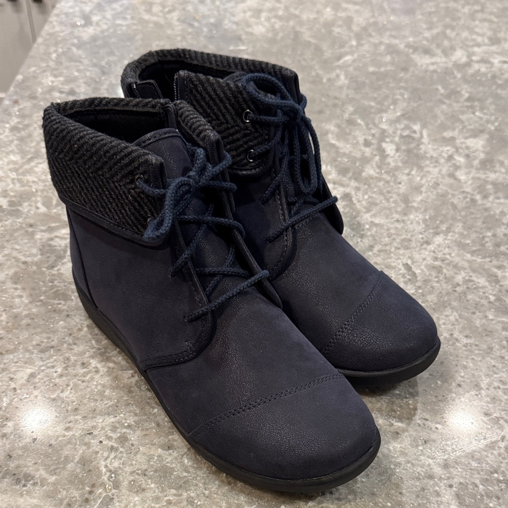 New Cloudstepper by Clarks Navy Blue boots